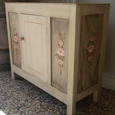Mobiletto laccato e decorato